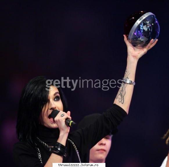 poze Bill Kaulitz - aici cu premiul in mana ...poi de nu degeaba sunt - ^#^Bill Kaulitz^#^
