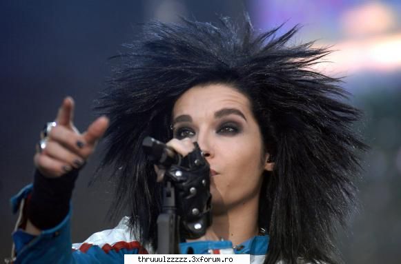 poze Bill Kaulitz - mda am gasit si io o poza cu bill pan` calc :D ;) - ^#^Bill Kaulitz^#^
